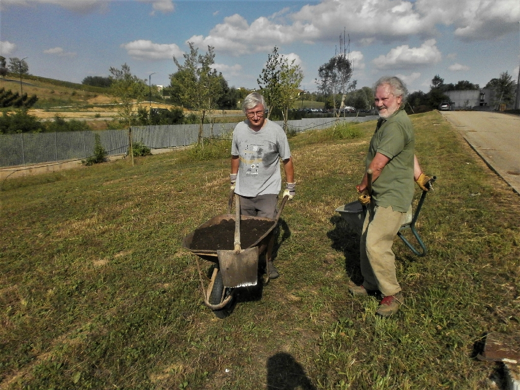 Distribuzione del compost fornito da GAIA (Gestione ambientale Integrata dell Astigiano) agli alberi messi a dimora per la realizzazione del Parco della salute da parte di Angelo Porta (Circolo Legambiente Valtriversa) e da Giancarlo Dapavo (Circolo Legambiente Gaia di Asti).