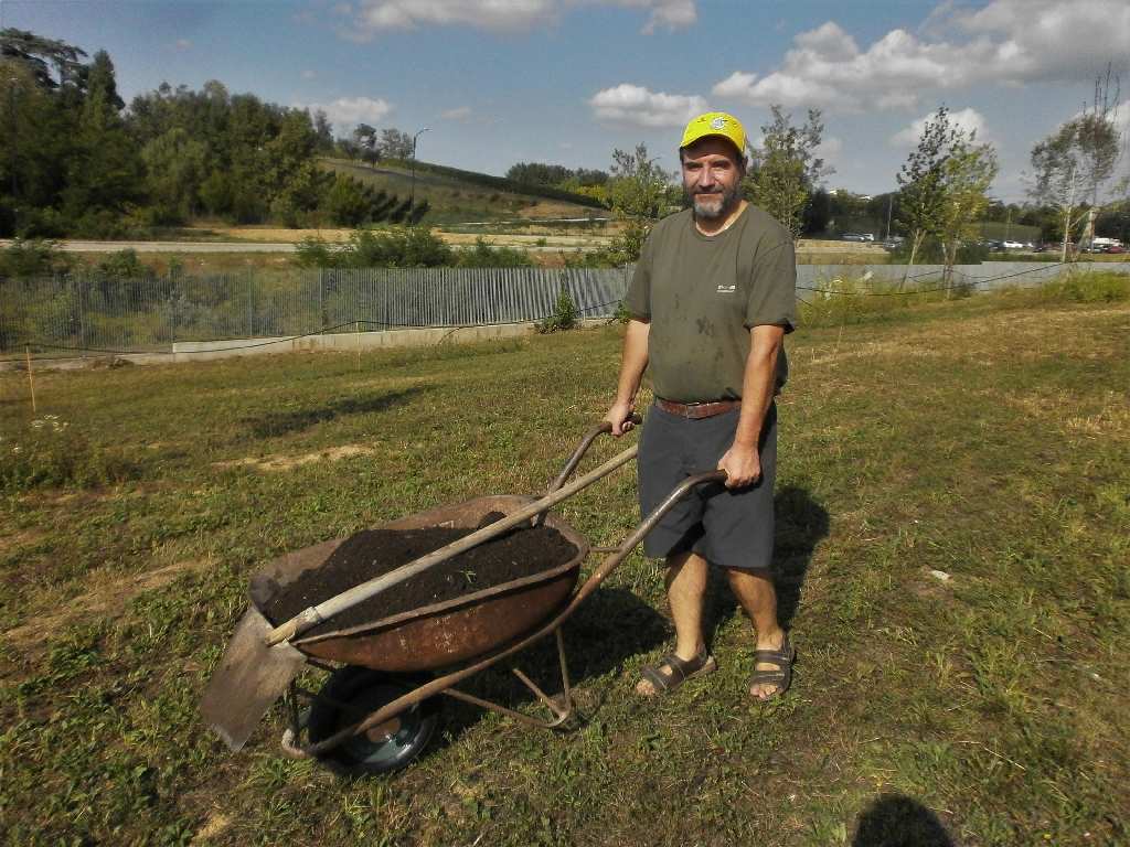 Distribuzione del compost agli alberi del Parco della Salute dell Ospedale Cardinal Massaia di Asti da parte di Marco Devecchi [Foto di Angelo Porta].