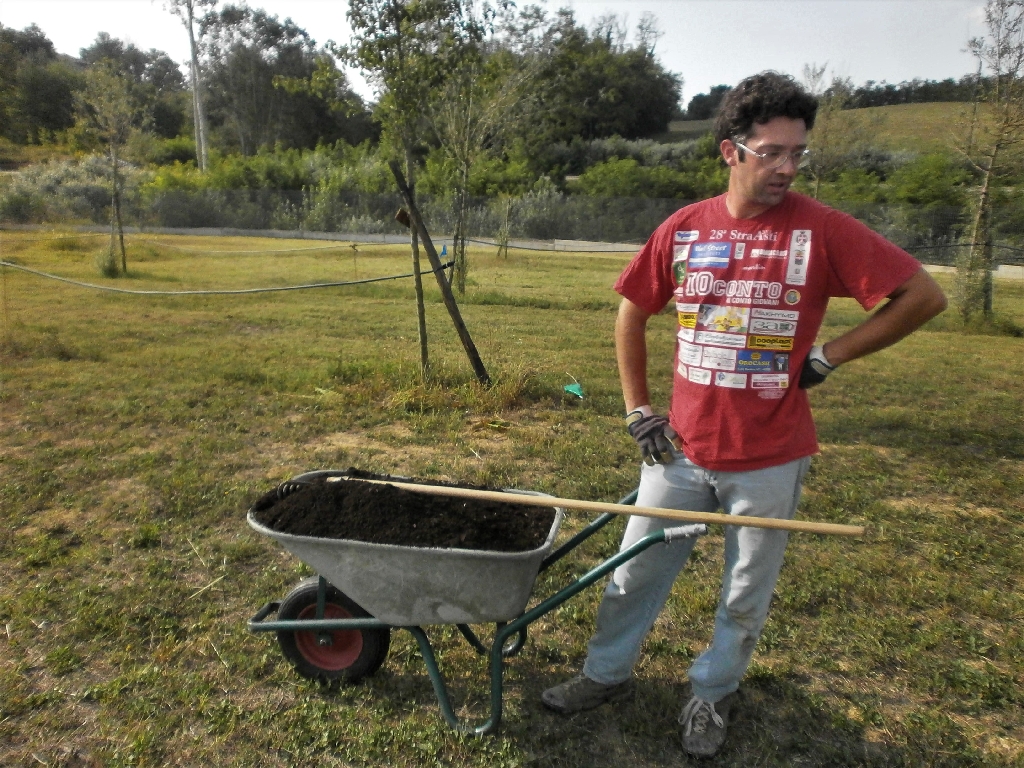 Distribuzione del compost agli alberi del Parco della Salute dell Ospedale Cardinal Massaia di Asti da parte di Alessandro Risso.