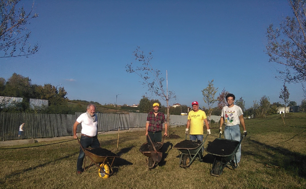 Prosecuzione e completamento delle operazioni di distribuzione del compost fornito da GAIA (Gestione ambientale Integrata dell Astigiano) agli alberi messi a dimora per la realizzazione del Parco della salute da parte di Giancarlo Dapavo (Circolo Legambiente Gaia di Asti), Marco Devecchi (Osservatorio del Paesaggio per il Monferrato e l Astigiano), Angelo Porta (Circolo Legambiente Valtriversa) e Alessandro Risso.