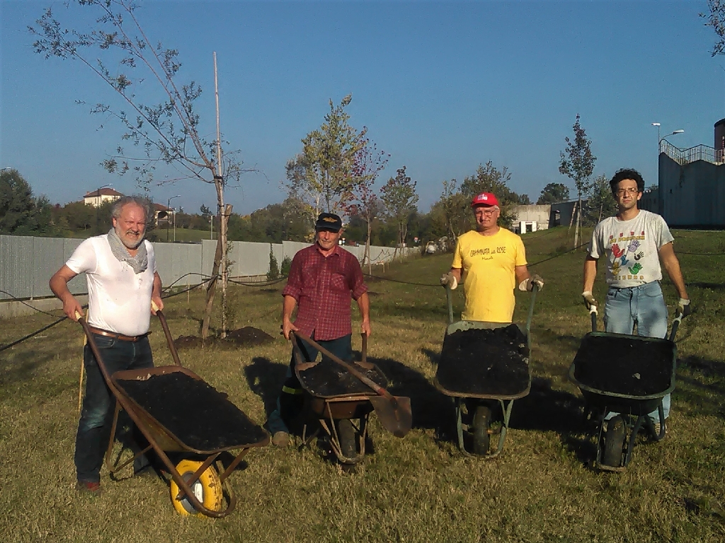 Prosecuzione e completamento delle operazioni di distribuzione del compost fornito da GAIA (Gestione ambientale Integrata dell Astigiano) agli alberi messi a dimora per la realizzazione del Parco della salute da parte di Giancarlo Dapavo (Circolo Legambiente Gaia di Asti), Protezione civile di Asti, Angelo Porta (Circolo Legambiente Valtriversa) e Alessandro Risso [FOTO Marco Devecchi].