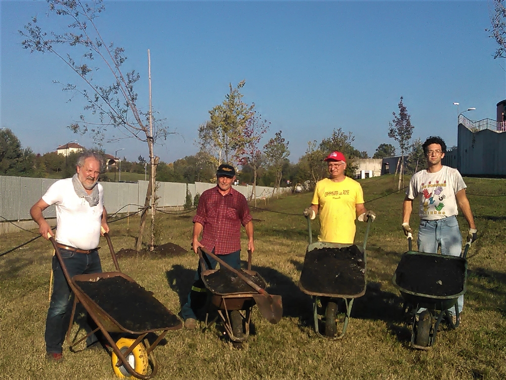 Prosecuzione e completamento delle operazioni di distribuzione del compost fornito da GAIA (Gestione ambientale Integrata dell Astigiano) agli alberi messi a dimora per la realizzazione del Parco della salute da parte di Giancarlo Dapavo (Circolo Legambiente Gaia di Asti), Protezione civile di Asti, Angelo Porta (Circolo Legambiente Valtriversa) e Alessandro Risso [FOTO Marco Devecchi].