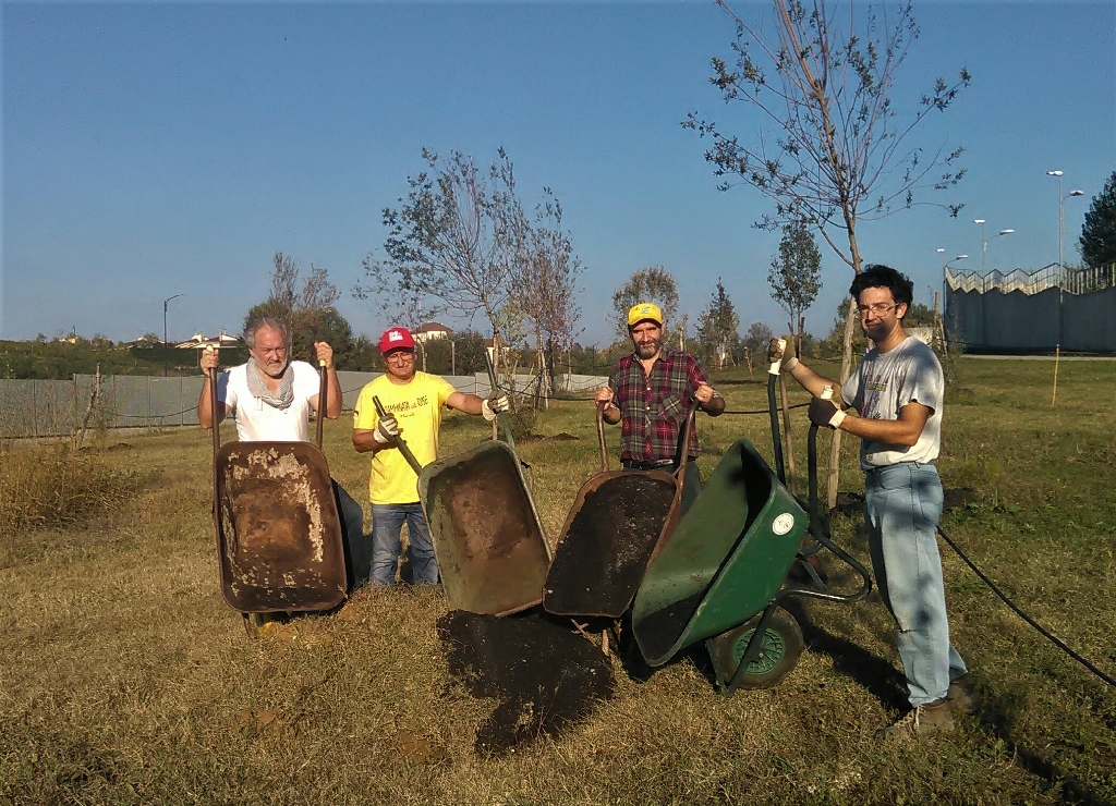 Prosecuzione e completamento delle operazioni di distribuzione del compost fornito da GAIA (Gestione ambientale Integrata dell Astigiano) agli alberi messi a dimora per la realizzazione del Parco della salute da parte di Giancarlo Dapavo (Circolo Legambiente Gaia di Asti), Angelo Porta (Circolo Legambiente Valtriversa), Marco Devecchi (Osservatorio del Paesaggio per il Monferrato e l Astigiano) e Alessandro Risso.
