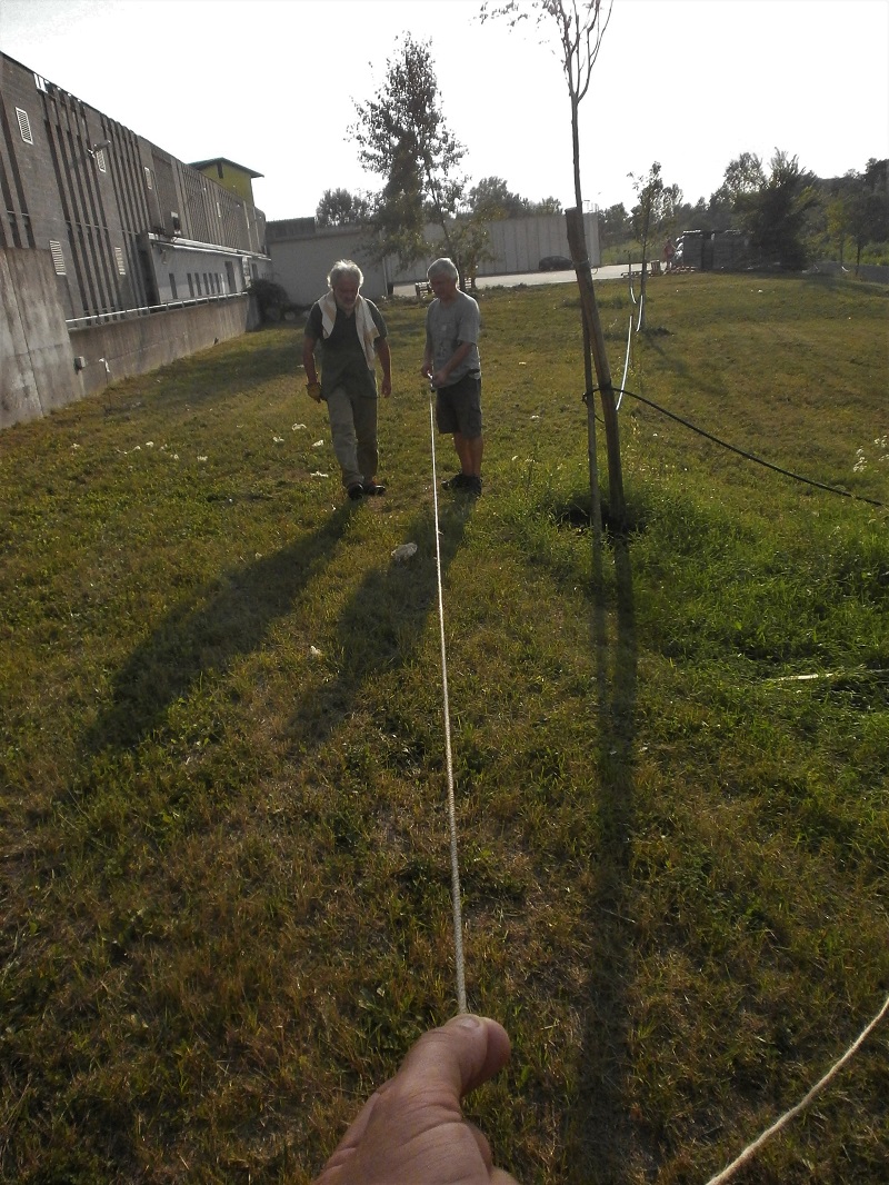 Operazioni di misurazione al termine della stagione estiva della profondità dell acqua contenuta all'interno del pozzo utilizzato per l irrigazione degli alberi messi a dimora per la realizzazione del Parco della Salute dell Ospedale Cardinal Massaia di Asti. Dall immersione di una corda trascinata verso il basso da un peso è emerso il dato di 6,5 metri di acqua residua all interno del pozzo.