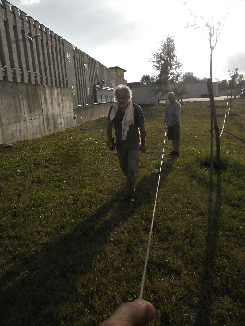 Operazioni di misurazione al termine della stagione estiva della profondità dell acqua contenuta all'interno del pozzo utilizzato per l irrigazione degli alberi messi a dimora per la realizzazione del Parco della Salute dell Ospedale Cardinal Massaia di Asti. Dall immersione di una corda trascinata verso il basso da un peso è emerso il dato di 6,5 metri di acqua residua all interno del pozzo.