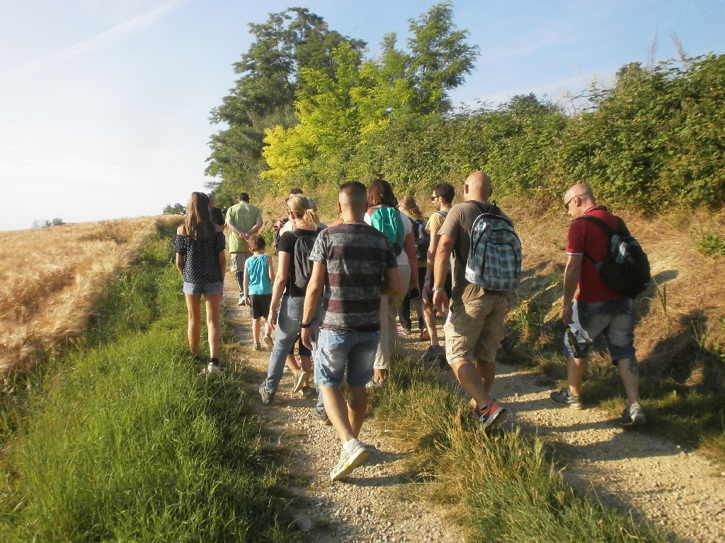 Partecipanti alla camminata nel paesaggio agrario di Antignano.