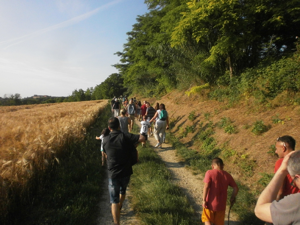 Partecipanti alla camminata nel paesaggio agrario di Antignano.