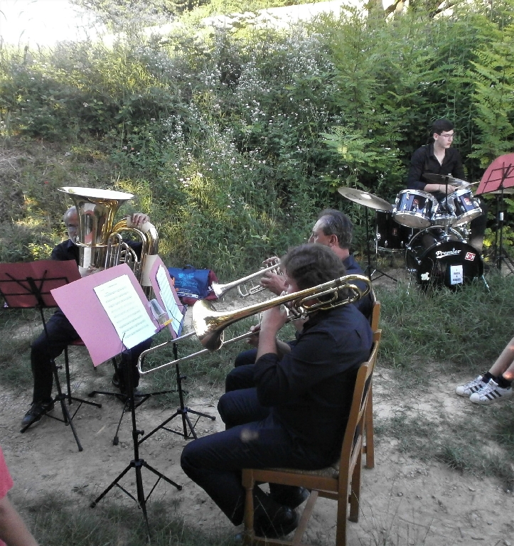 Momento musicale durante il percorso della camminata nello straordinario paesaggio agrario di Antignano.