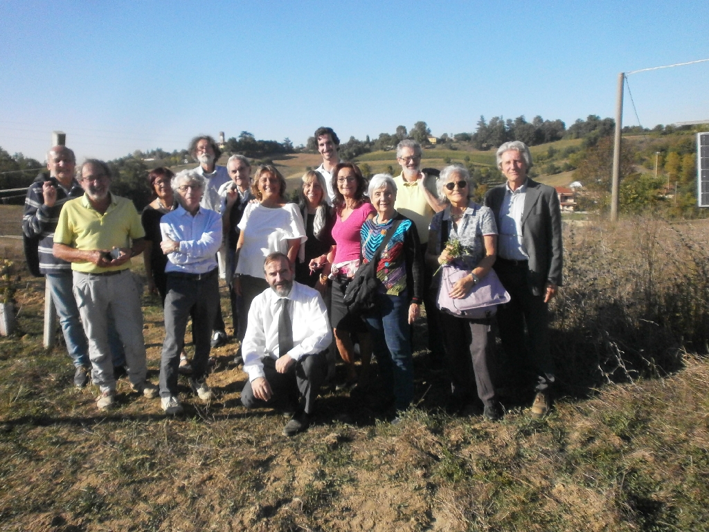 Foto ricordo con i partecipanti alla camminata nel pregevolissimo paesaggio agrario dell Istituto scolastico "G. Penna" di Asti.