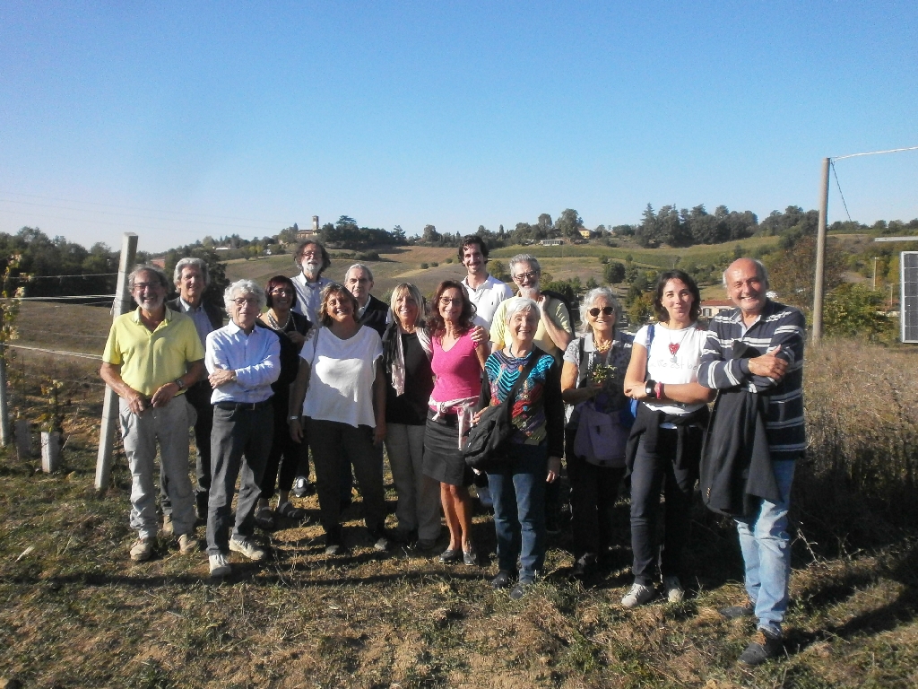 Foto ricordo con i partecipanti alla camminata nel pregevolissimo paesaggio agrario dell Istituto scolastico "G. Penna" di Asti.