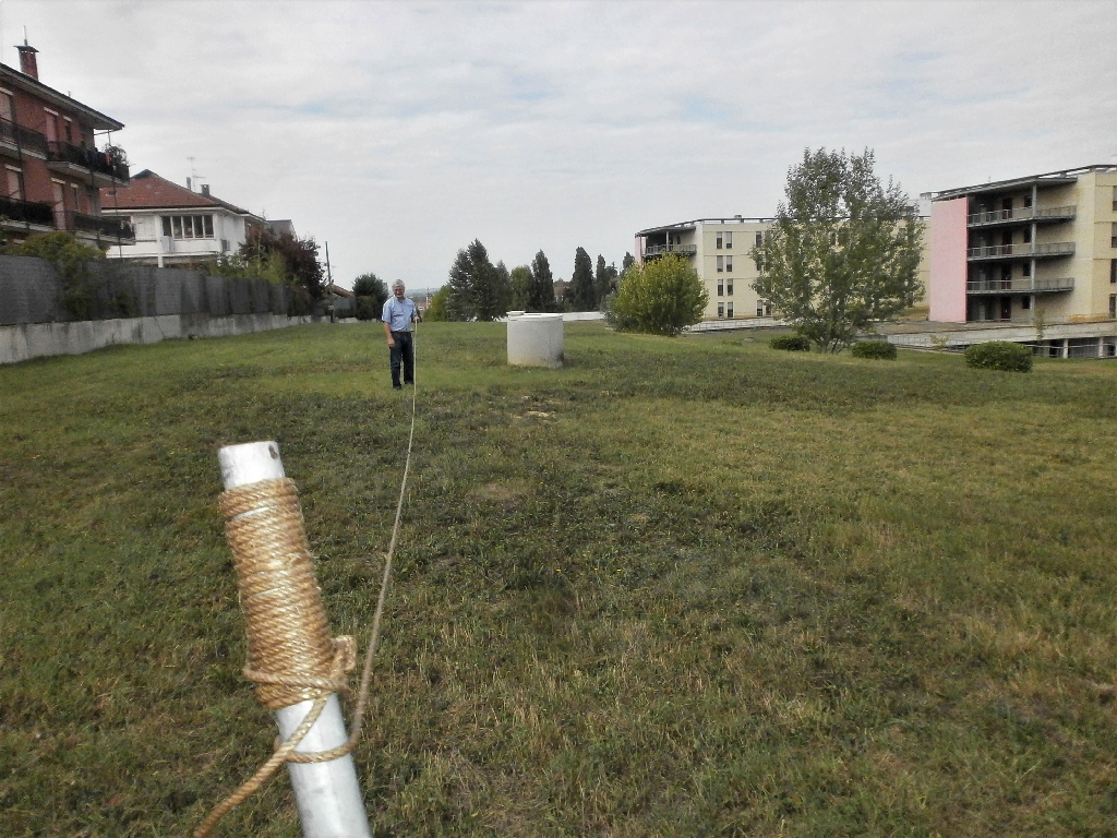 Operazioni di misurazione della profondità dell acqua all interno del nuovo pozzo del Parco della Salute dell Ospedale Cardinal Massaia di Asti. Risultato ottenuto 9 metri.