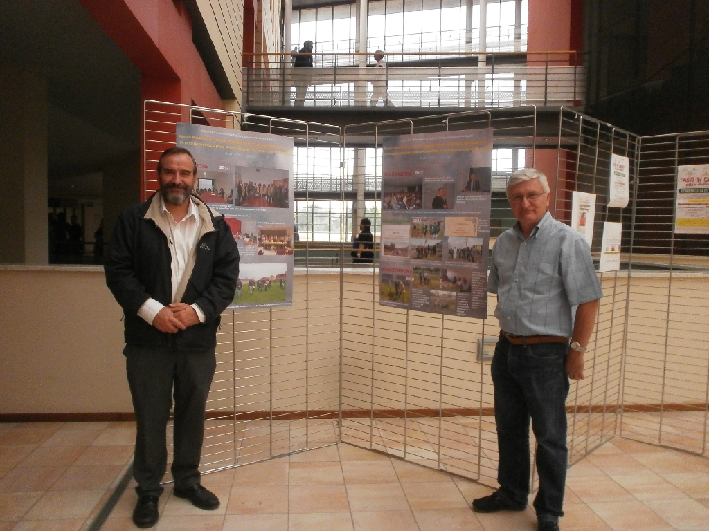 Allestimento da parte di Angelo Porta (Circolo Legambiente Valtriversa) e Marco Devecchi (Osservatorio del Paesaggio) della Mostra dei Poster illustrativi del lavoro svolto dalle Associazioni astigiane per la realizzazione del Parco della Salute dell Ospedale Cardinal Massaia di Asti.