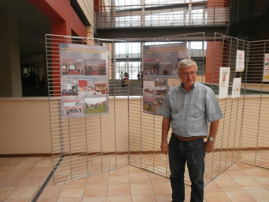 Allestimento da parte di Angelo Porta (Circolo Legambiente Valtriversa) della Mostra dei Poster illustrativi del lavoro svolto dalle Associazioni astigiane per la realizzazione del Parco della Salute dell Ospedale Cardinal Massaia di Asti [FOTO di Cristina Torretta].