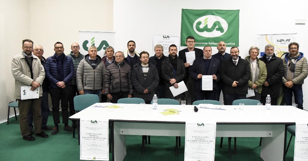 Foto ricordo con i partecipanti all incontro di studio organizzato dalla Confederazione Italiana Agricoltori per la "Definizione di un progetto di manutenzione infrastrutturale del territorio nazionale" [Foto Confederazione Italiana Agricoltori].