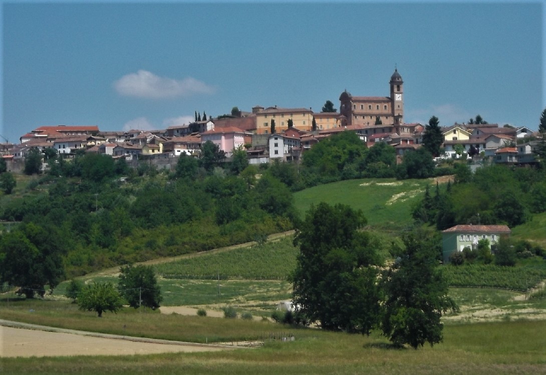Veduta del paese di Castelnuovo Calcea presso la cui località Opessina si è tenuto l incontro della Confederazione Italiana Agricoltori per la "Definizione di un progetto di manutenzione infrastrutturale del territorio nazionale".