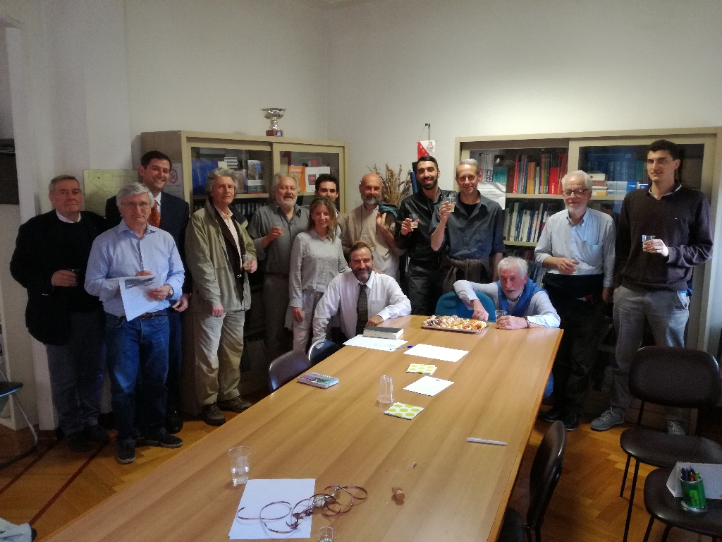 Brindisi benaugurale con la Presidente Marina Parrinello dell Ordine degli Ingegneri di Asti al termine della riunione del Tavolo tecnico per una pronta riattivazione della ferrovia Asti-Alba. Nella foto (da sx): Roberto Negro, Angelo Porta, Giovanni Currado (Presidente Tavolo tecnico), Ernesto Doglio Cotto, Giancarlo Dapavo, Enrico Giacone, Marina Parrinello (Presidente Ordine Ingegneri), Marco Devecchi, Alessandro Mortarino, Mirko Grieco, Mario Didier, Aldo Pavanello, Gianluigi Arrigotti e Tommaso Gavazza [Foto di Riccardo Palma].