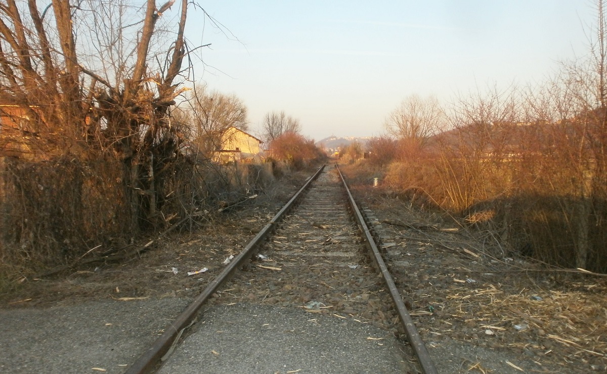Veduta di un tratto della Linea ferroviaria Asti-Alba in prossimità della Stazione di Motta di Costigliole.