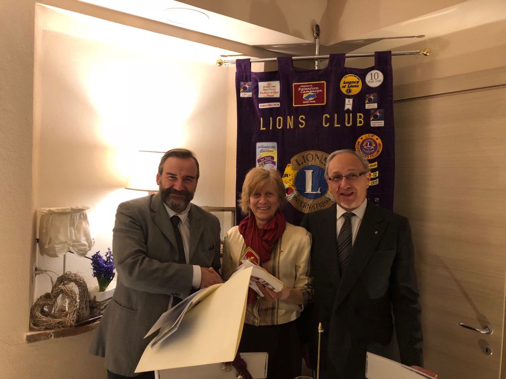 Foto ricordo al termine della Conferenza di Marco Devecchi con la Presidente del Lions Club di Moncalvo, Avv. Maria Rita Mottola, e il Dott. Graziano Guarino.