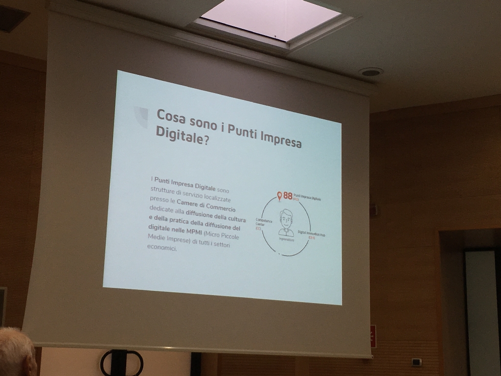 Presentazione da parte del Dott. Raffaele Germano dei servizi del Punto Impresa Digitale della Camera di Commercio di Asti [Foto di Enrico Pomatto].