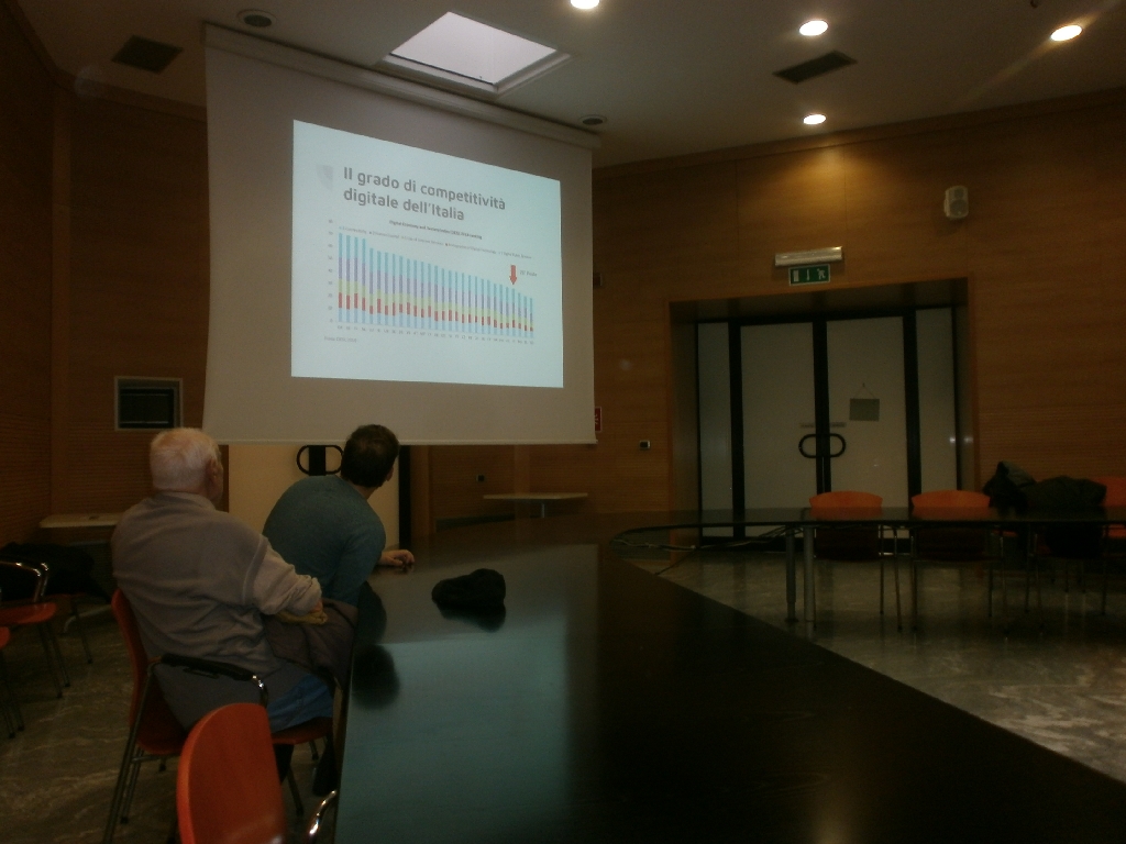 Presentazione da parte del Dott. Raffaele Germano dei servizi del Punto Impresa Digitale della Camera di Commercio di Asti [Foto di Enrico Pomatto].