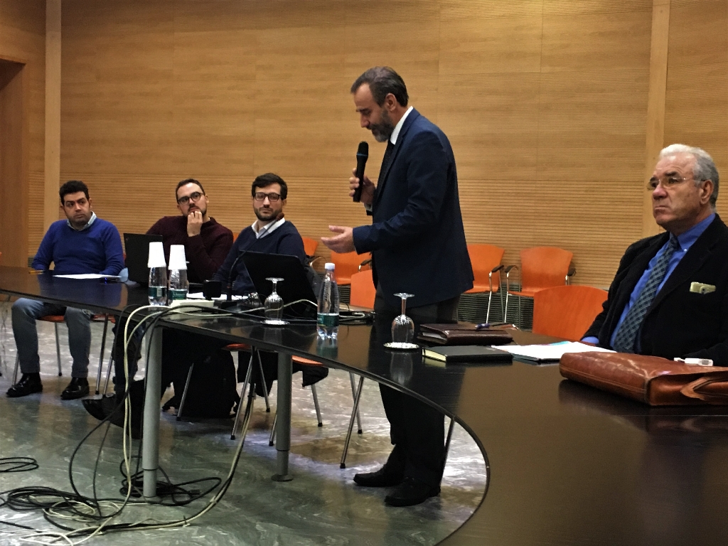 Relazione del Prof. Marco Devecchi, Presidente del Centro Studi per lo Sviluppo Rurale della Collina - Università di Torino su "Paesaggi di valore universale ed eccellenze alimentari: un connubio da certificare" [Foto di Enrico Pomatto].