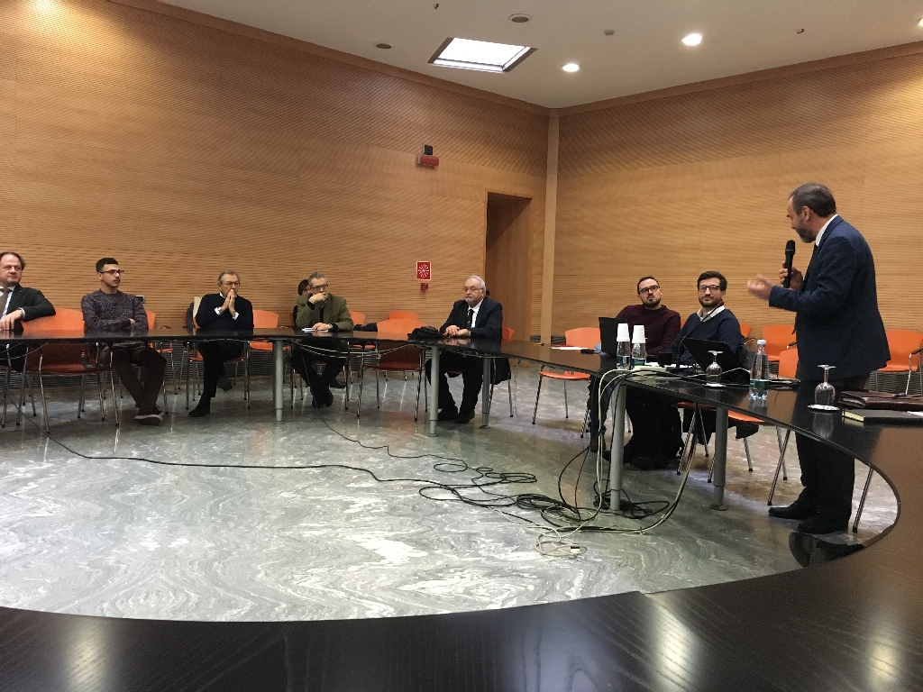 Relazione del Prof. Marco Devecchi, Presidente del Centro Studi per lo Sviluppo Rurale della Collina - Università di Torino su "Paesaggi di valore universale ed eccellenze alimentari: un connubio da certificare" [Foto di Enrico Pomatto].