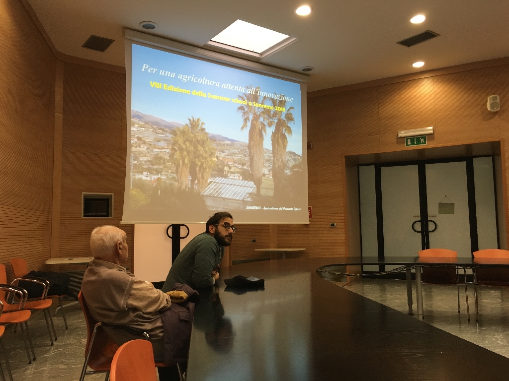 Relazione del Prof. Marco Devecchi, Presidente del Centro Studi per lo Sviluppo Rurale della Collina - Università di Torino su "Paesaggi di valore universale ed eccellenze alimentari: un connubio da certificare" [Foto di Enrico Pomatto].