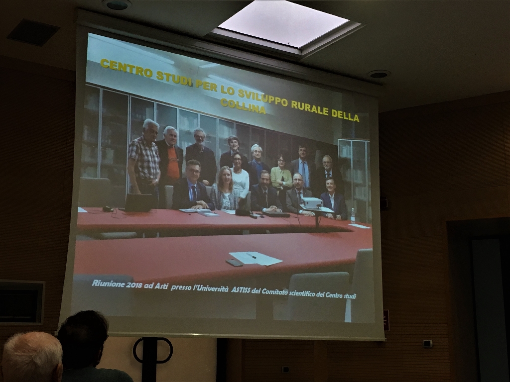 Relazione del Prof. Marco Devecchi, Presidente del Centro Studi per lo Sviluppo Rurale della Collina - Università di Torino su "Paesaggi di valore universale ed eccellenze alimentari: un connubio da certificare" [Foto di Enrico Pomatto].