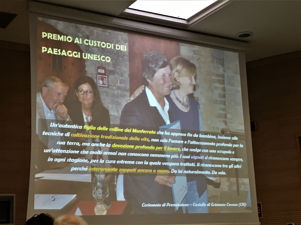 Relazione del Prof. Marco Devecchi, Presidente del Centro Studi per lo Sviluppo Rurale della Collina - Università di Torino su "Paesaggi di valore universale ed eccellenze alimentari: un connubio da certificare" [Foto di Enrico Pomatto].