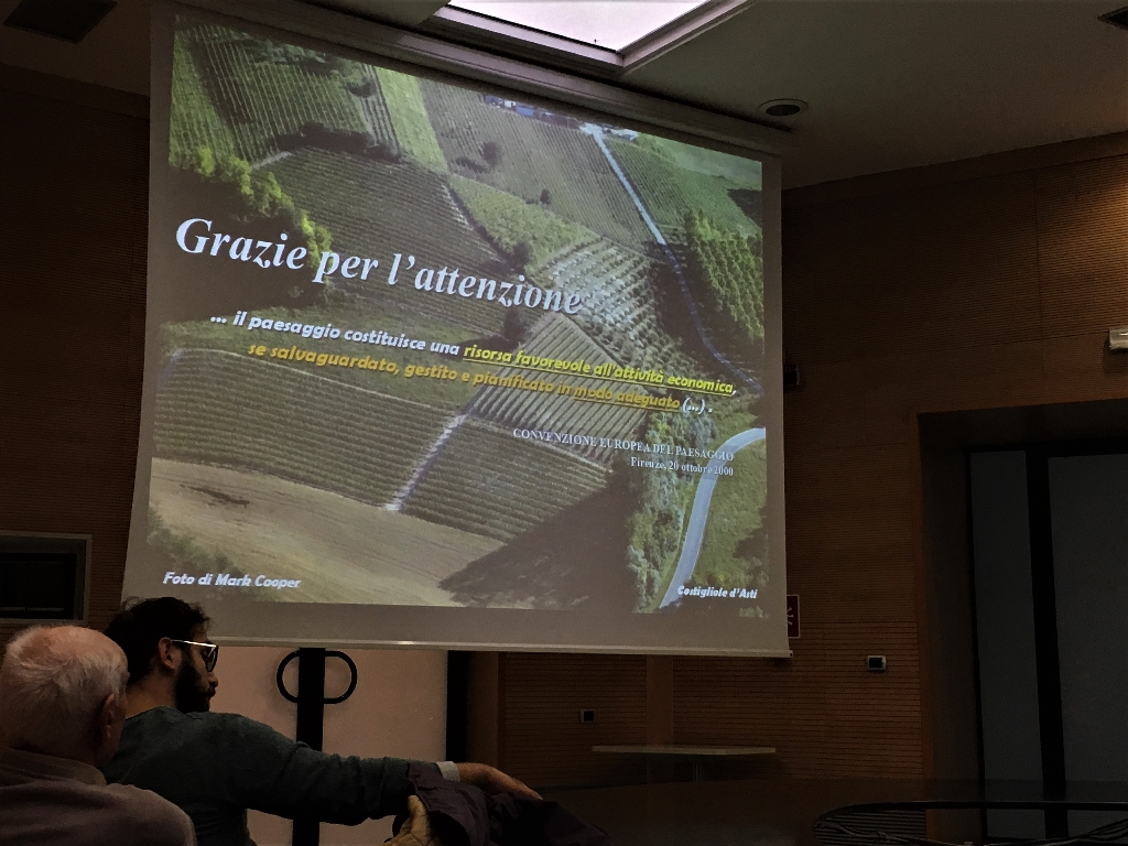 Relazione del Prof. Marco Devecchi, Presidente del Centro Studi per lo Sviluppo Rurale della Collina - Università di Torino su "Paesaggi di valore universale ed eccellenze alimentari: un connubio da certificare" [Foto di Enrico Pomatto].