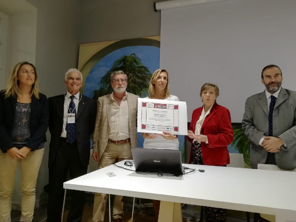 Foto ricordo della consegna da parte della Prof.ssa Maria Paola Azzario Chiesa (Presidente della Federazione italiana dei Club e Centri per l UNESCO) dell Attestato di merito "La Fabbrica nel paesaggio" all Assessore Barbara Biale del Comune di Sanremo per il Floriseum.