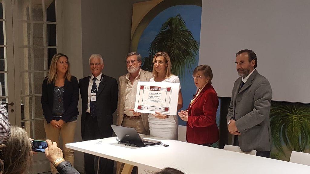 Foto ricordo della consegna da parte della Prof.ssa Maria Paola Azzario Chiesa (Presidente della Federazione italiana dei Club e Centri per l UNESCO) dell Attestato di merito "La Fabbrica nel paesaggio" all Assessore Barbara Biale del Comune di Sanremo per il Floriseum.