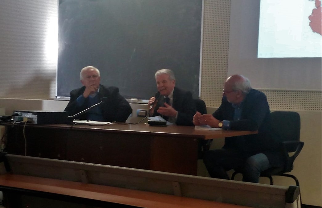 Riflessione nell ambito delle attività del Centro Studi per lo sviluppo rurale della collina sul volume di Dario Rei "Stranieri di casa. Persone e storie fra Torino e Monferrato" da parte del Prof. Luigi Berzano (Università di Torino). Al Tavolo dei relatori da (sx): Prof. Dario Rei (Autore del libro), Prof. Luigi Berzano e Dott. Beppe Rovera (Giornalista).