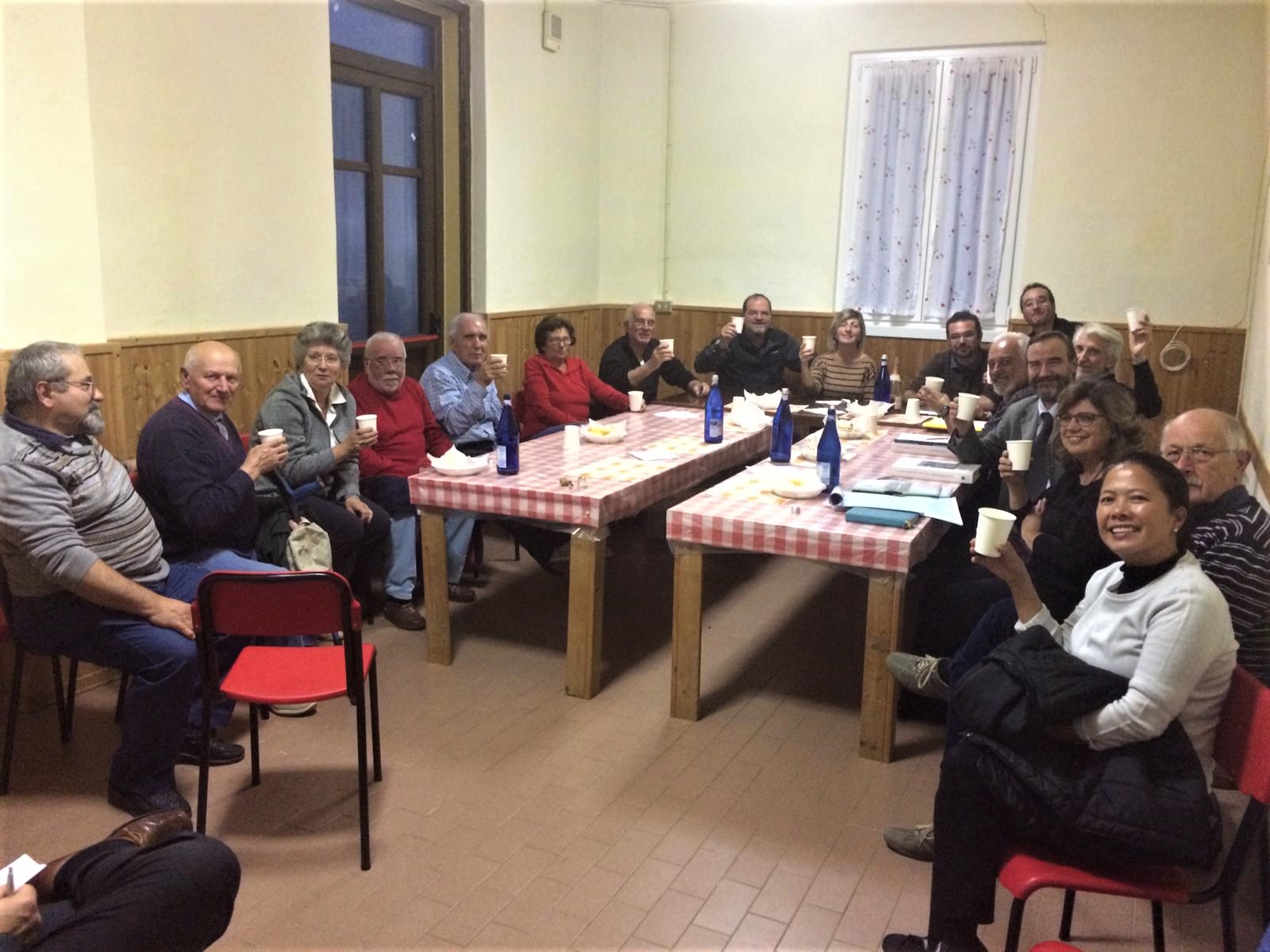 Foto ricordo dell Incontro di studio presso la Pro loco di ASEI - Frazione del Comune di SOSTEGNO (BI) per la presentazione delle bellezze paesaggistiche locali in previsione della possibile richiesta di Dichiarazione di notevole interesse pubblico del paesaggio in base all Art. 136 del Codice dei Beni culturali e del Paesaggio.