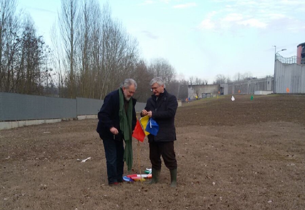 Avvio delle operazioni di posizionamento dei picchetti e delle bandierine da parte di Giancarlo Dapavo e Angelo Porta (Legambiente) per la successiva messa a dimora degli alberi del nuovo Parco della salute dell Ospedale Cardinal Massaia di Asti [FOTO  di Elena Berta].
