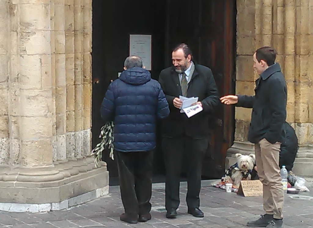 Informazione della popolazione astigiana in merito alla realizzazione del nuovo Parco della salute dell'Ospedale Cardinal Massaia di Asti con la distribuzione di volantini dedicati. 