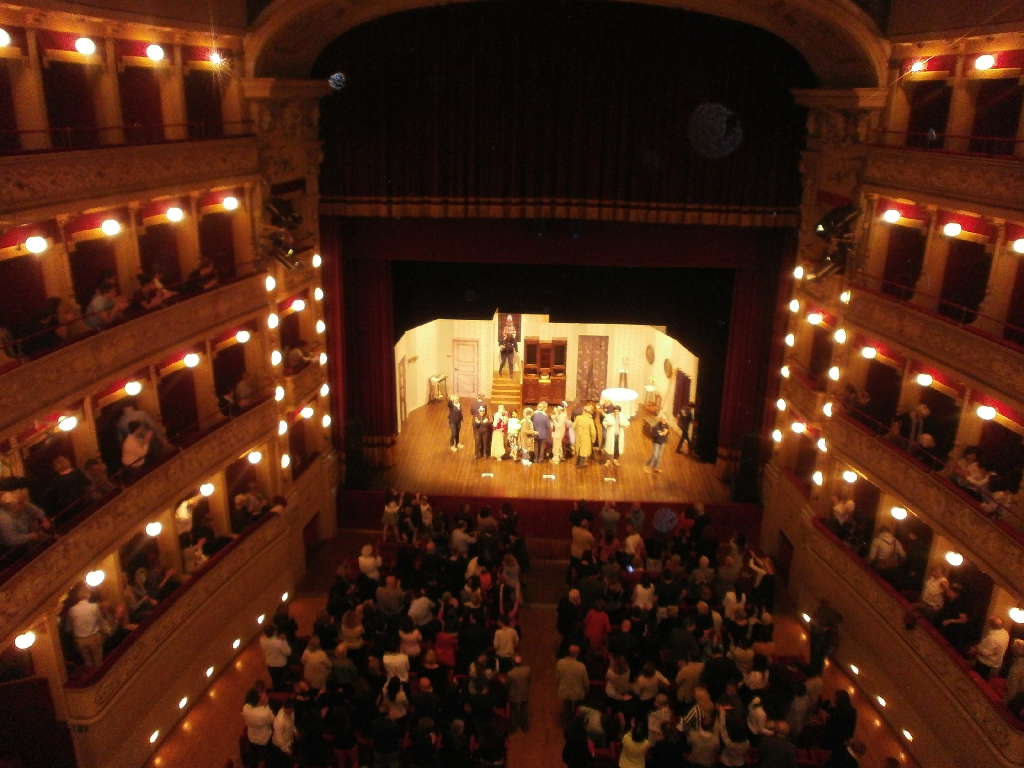 Applausi al termine della rappresentazione teatrale "Arsenico e vecchi merletti" da parte della compagnia teatrale amatoriale "I Matt attori".