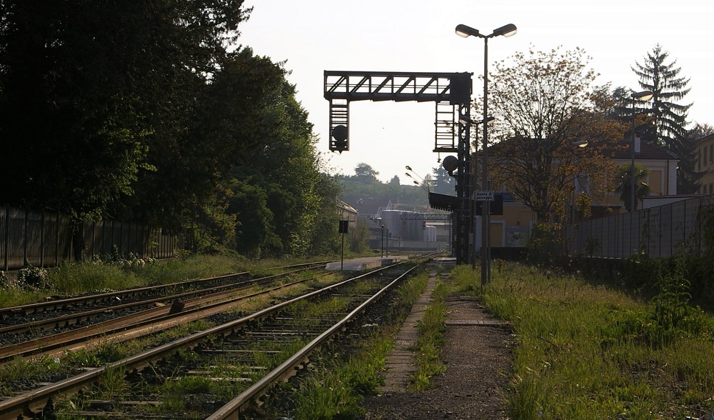 Veduta della Stazione ferroviaria di Canelli: una realtà di grande valore, anche storico, per lo sviluppo economico del comparto vitivinicolo locale.