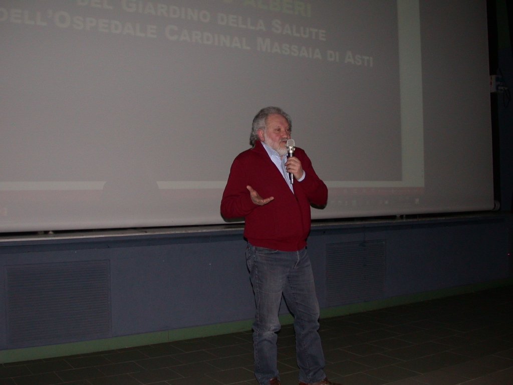  Illustrazione del progetto di realizzazione del progetto di piantagione di cinquanta nuovi alberi da parte di Giancarlo Dapavo (Presidente del Circolo Legambiente Gaia di Asti) [Foto di Angelo Porta].
