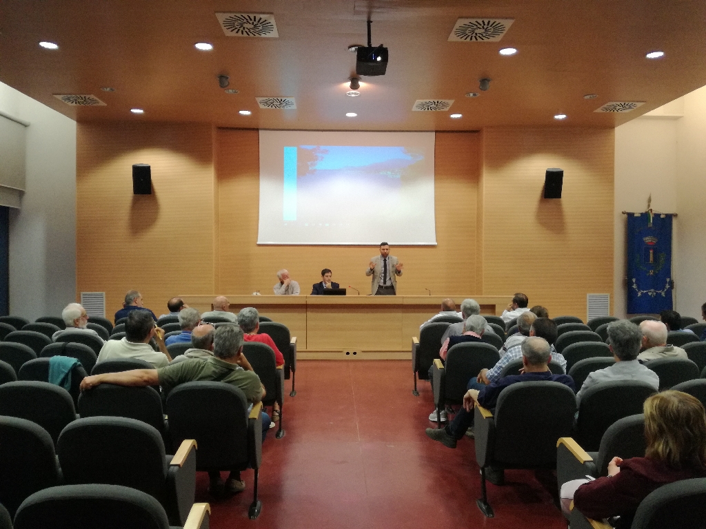 Foto dell avvio da parte del Sindaco Fabrizio Pace dei lavori dell incontro di illustrazione della proposta di nuovo orario ferroviario della Linea Asti-Alba [Foto di Riccardo Palma].