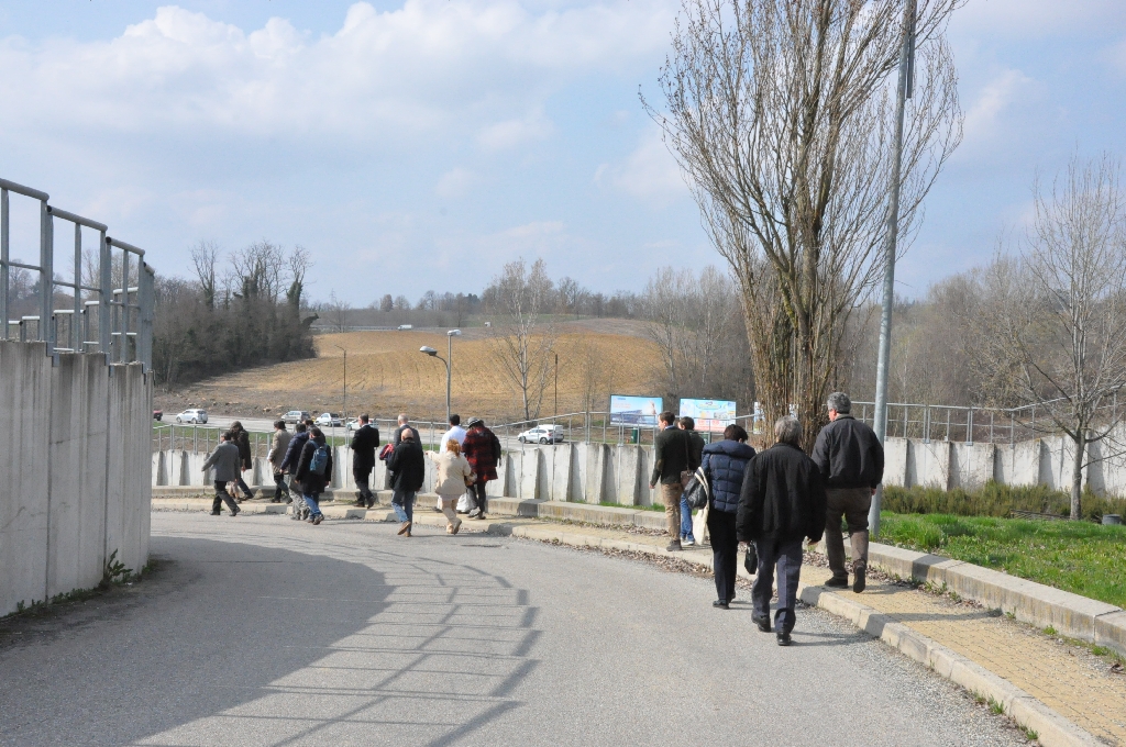 Camminata del pubblico presente all inaugurazione dalla Sala riunioni dell Ospedale al sito di realizzazione del nuovo Parco della Salute dell Ospedale Cardinal Massaia di Asti [Foto di Daniela Bosia].