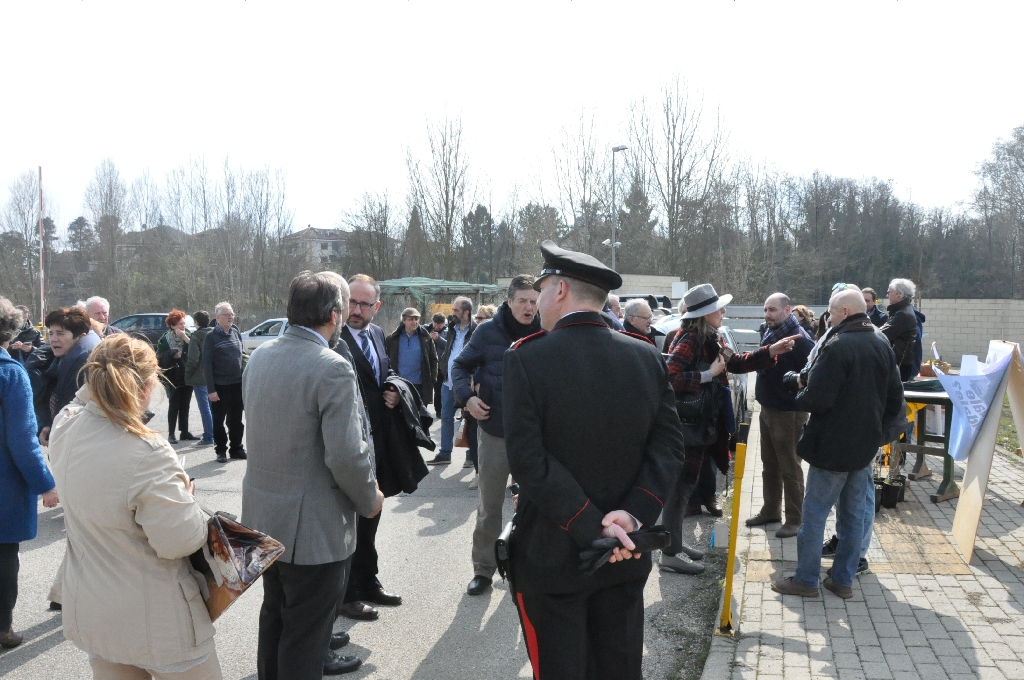  Banchetto per la raccolta fondi per la realizzazione del nuovo Parco dell Ospedale Cardinal Massaia di Asti da parte di Giancarlo Dapavo (Presidente del Circolo Legambiente Gaia di Asti) [Foto di Daniela Bosia].