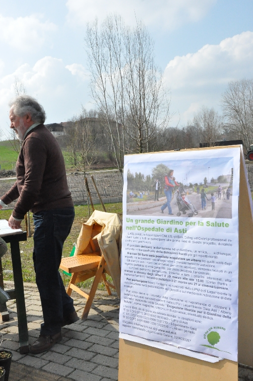  Banchetto per la raccolta fondi per la realizzazione del nuovo Parco dell Ospedale Cardinal Massaia di Asti da parte di Giancarlo Dapavo (Presidente del Circolo Legambiente Gaia di Asti) [Foto di Daniela Bosia].