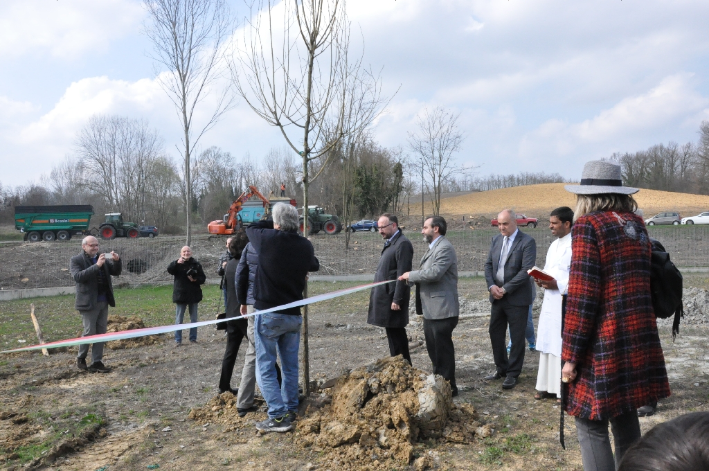 Taglio del nastro di inaugurazione del nuovo Parco della Salute dell Ospedale Cardinal Massaia di Asti da parte del Sindaco di Asti, Maurizio Rasero [Foto di Daniela Bosia].
