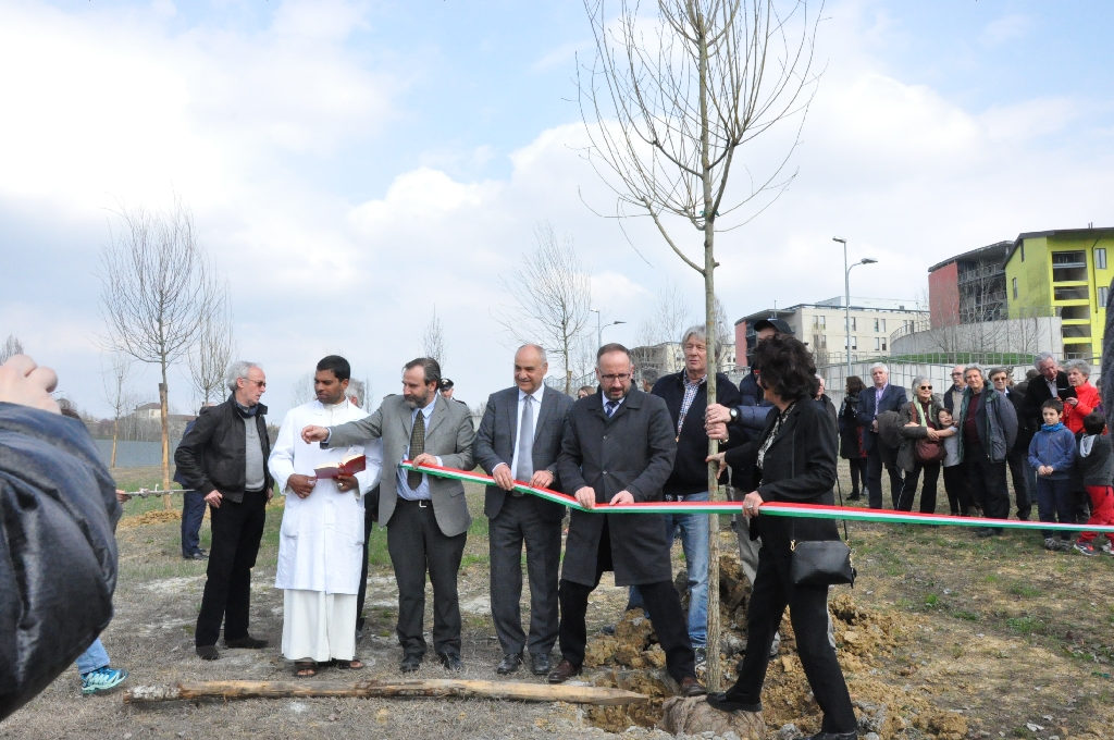 Taglio del nastro di inaugurazione del nuovo Parco della Salute dell Ospedale Cardinal Massaia di Asti da parte del Sindaco di Asti, Maurizio Rasero [Foto di Daniela Bosia].