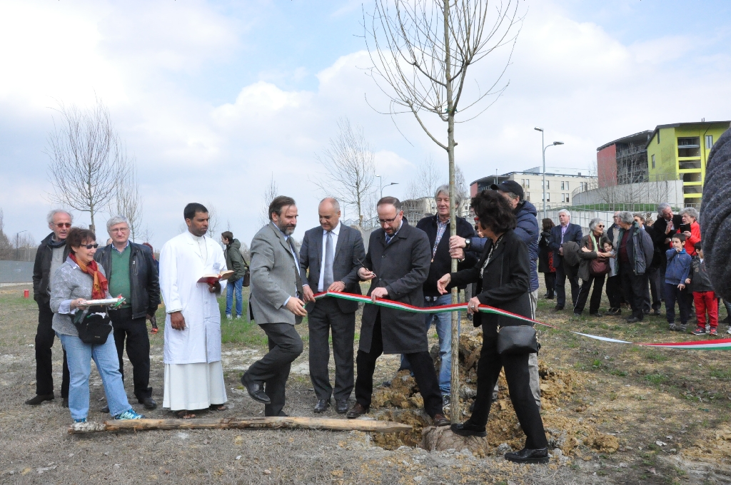 Taglio del nastro di inaugurazione del nuovo Parco della Salute dell Ospedale Cardinal Massaia di Asti da parte del Sindaco di Asti, Maurizio Rasero [Foto di Daniela Bosia].
