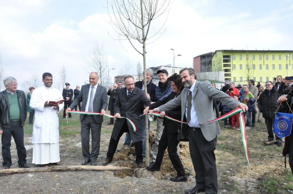 Taglio del nastro di inaugurazione del nuovo Parco della Salute dell Ospedale Cardinal Massaia di Asti da parte del Sindaco di Asti, Maurizio Rasero [Foto di Daniela Bosia].