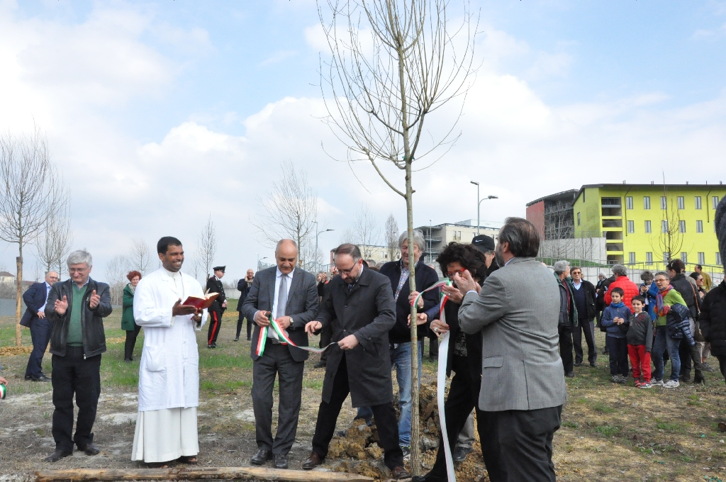 Taglio del nastro di inaugurazione del nuovo Parco della Salute dell Ospedale Cardinal Massaia di Asti da parte del Sindaco di Asti, Maurizio Rasero [Foto di Daniela Bosia].