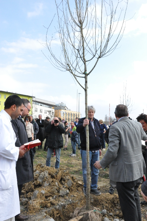 Benedizione del nuovo Parco della Salute dell Ospedale Cardinal Massaia da parte del Cappellano dell Ospedale di Asti, Reverendo Alex Cherakkapambil Stanly [Foto di Daniela Bosia].