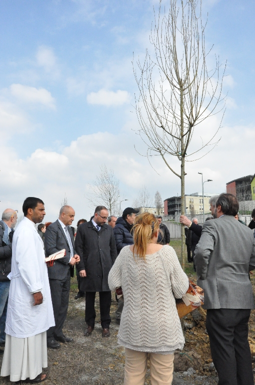 Benedizione del nuovo Parco della Salute dell Ospedale Cardinal Massaia da parte del Cappellano dell Ospedale di Asti, Reverendo Alex Cherakkapambil Stanly [Foto di Daniela Bosia].
